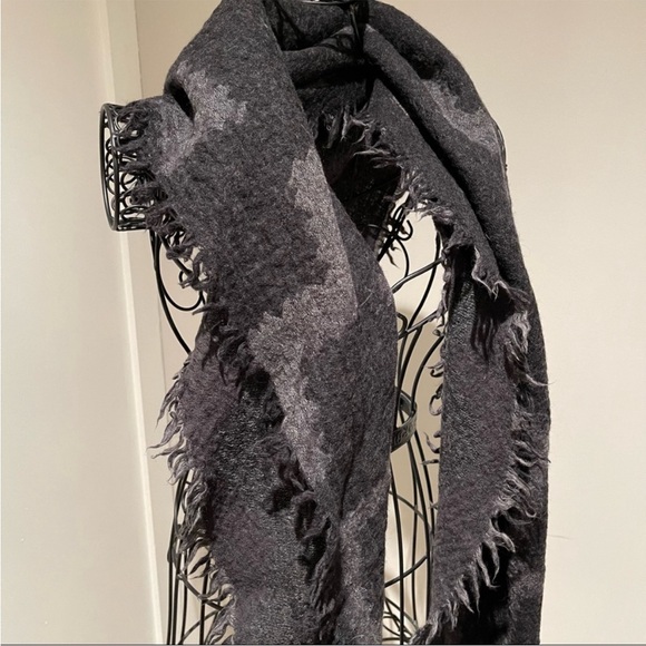 Wilfred Diamond Mosaic triangle scarf - Picture 5 of 6